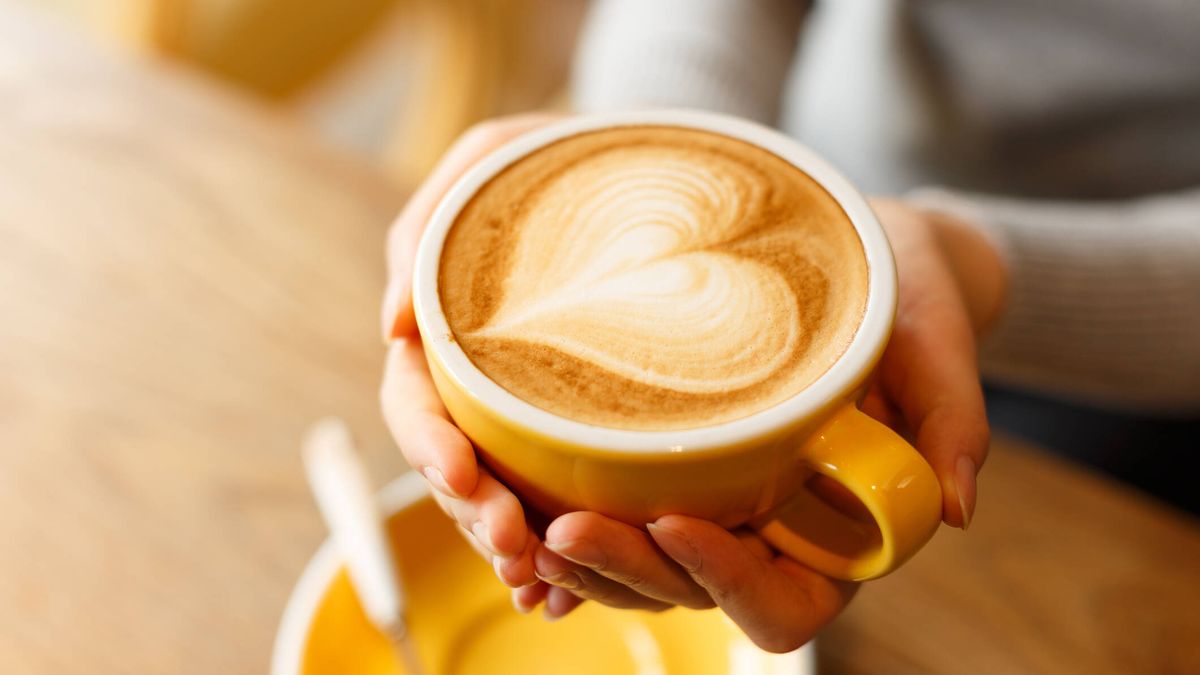 Por qué la gente le está echando sal al café, el truco más famoso en redes