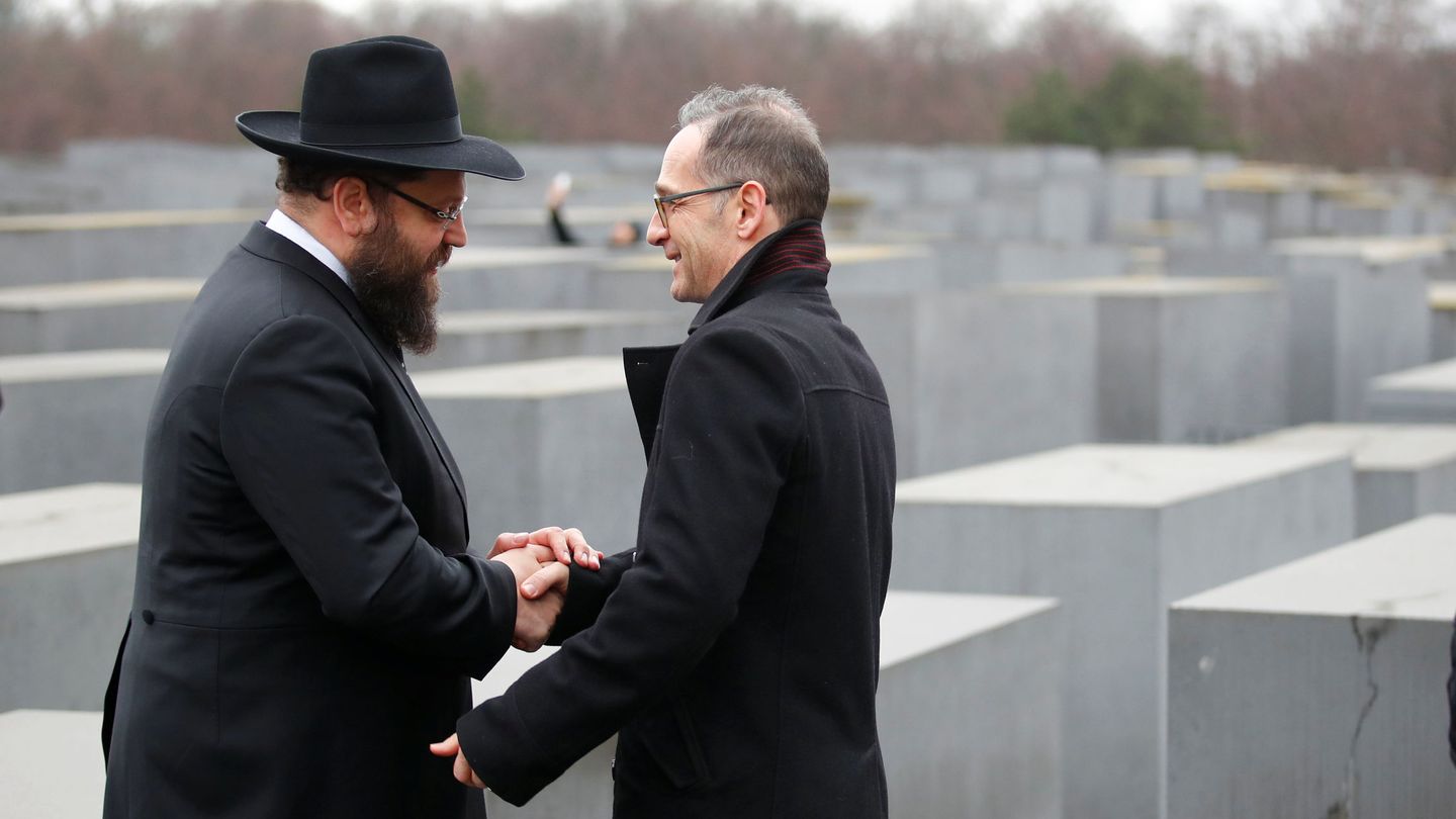 El ministro de Exteriores alemán Heiko Maas habla con el rabino Yehuda Teichtal en el Memorial del Holocausto en Berlín, el 29 de enero de 2019. (Reuters)