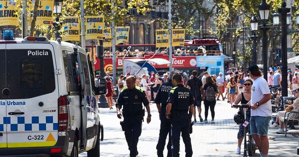 Foto: Agentes de la Guardia Urbana, en las inmediaciones de la Rambla, en Barcelona. (EFE)