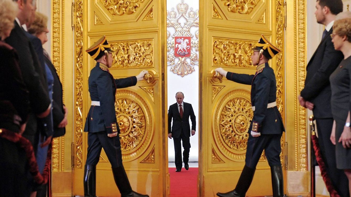 Foto: Guardias abren las puertas del Gran Palacio del Kremlin a la llegada del presidente ruso, Vladímir Putin. (EFE/Alexey Druginyn)