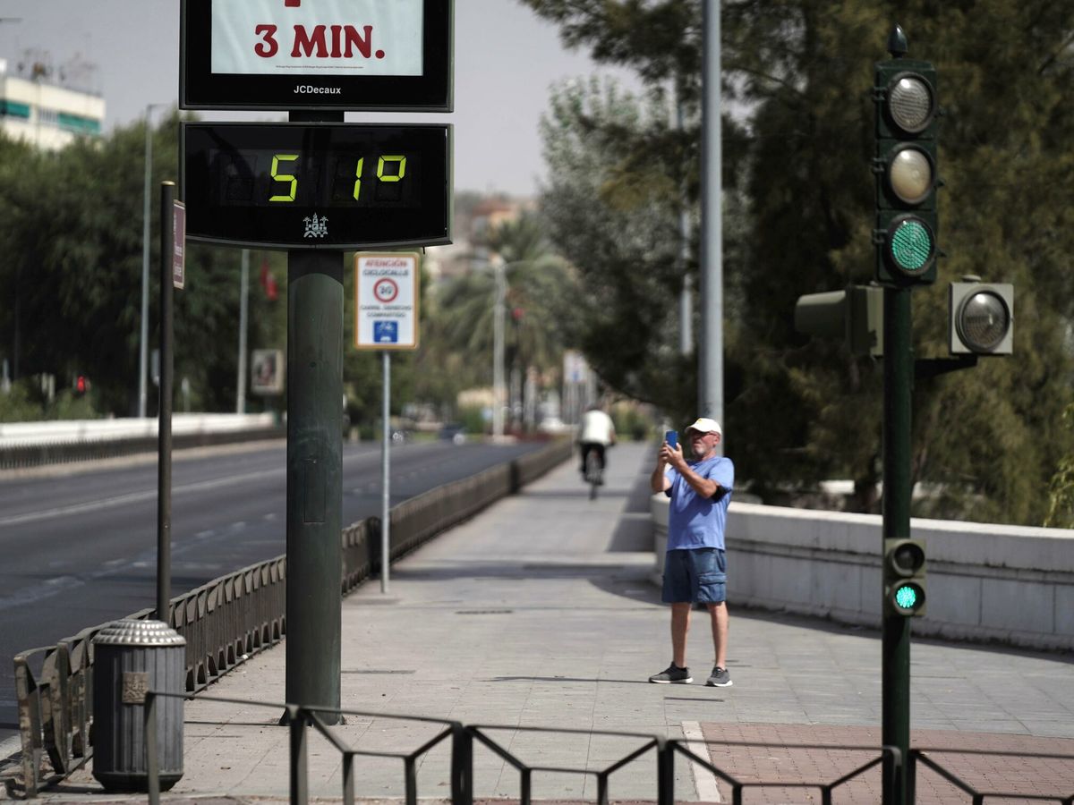 Foto: Un termómetro en el Puente de San Rafael de Córdoba. (EFE)