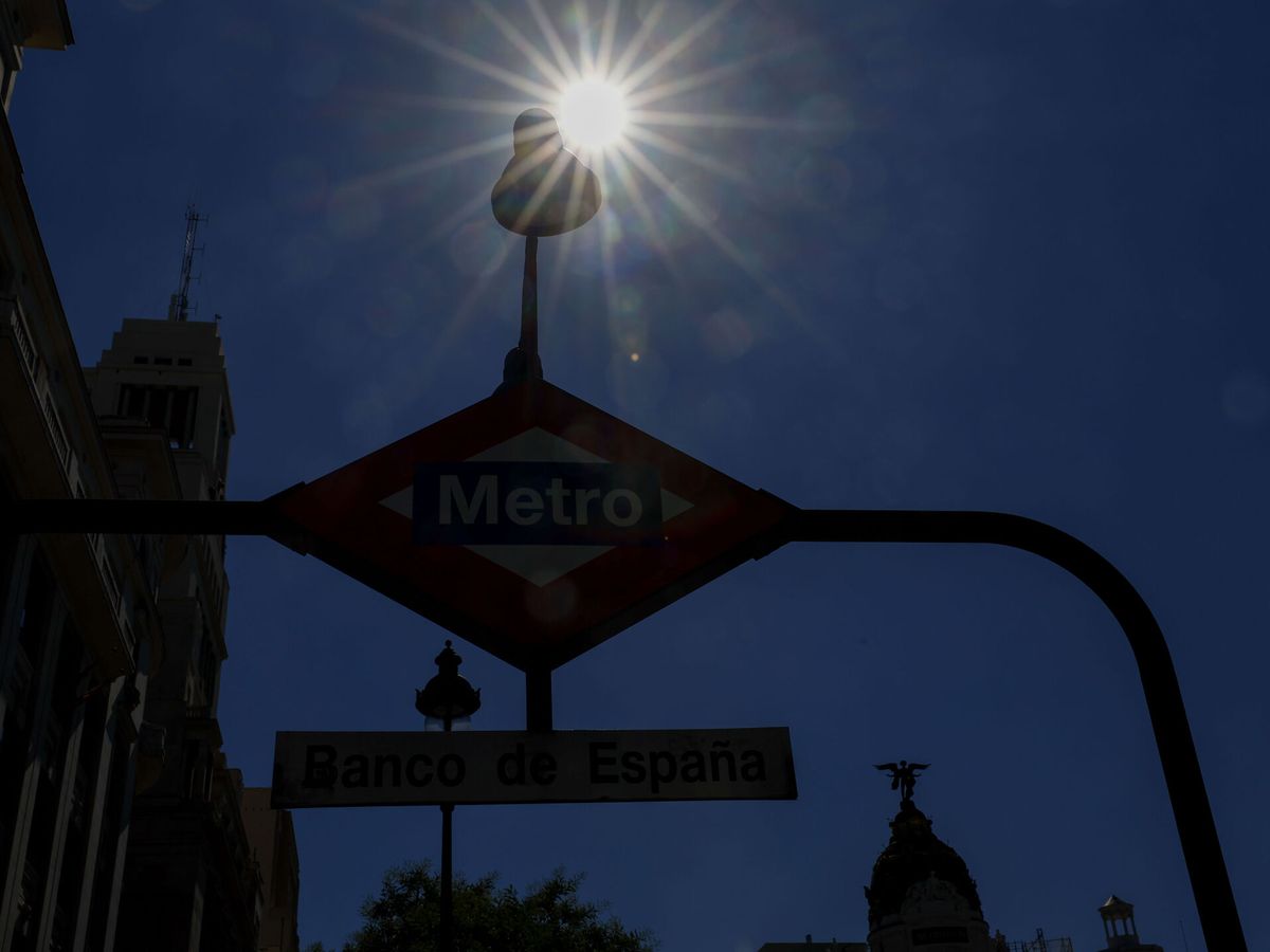 Foto: El sol abrasador de julio sobre una de las estaciones de Metro de Madrid. (EFE/Mariscal)