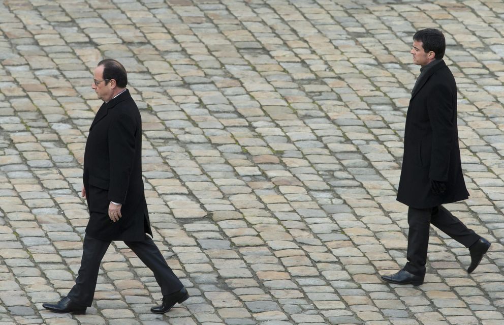 Hollande pasea por delante de Valls (Efe)
