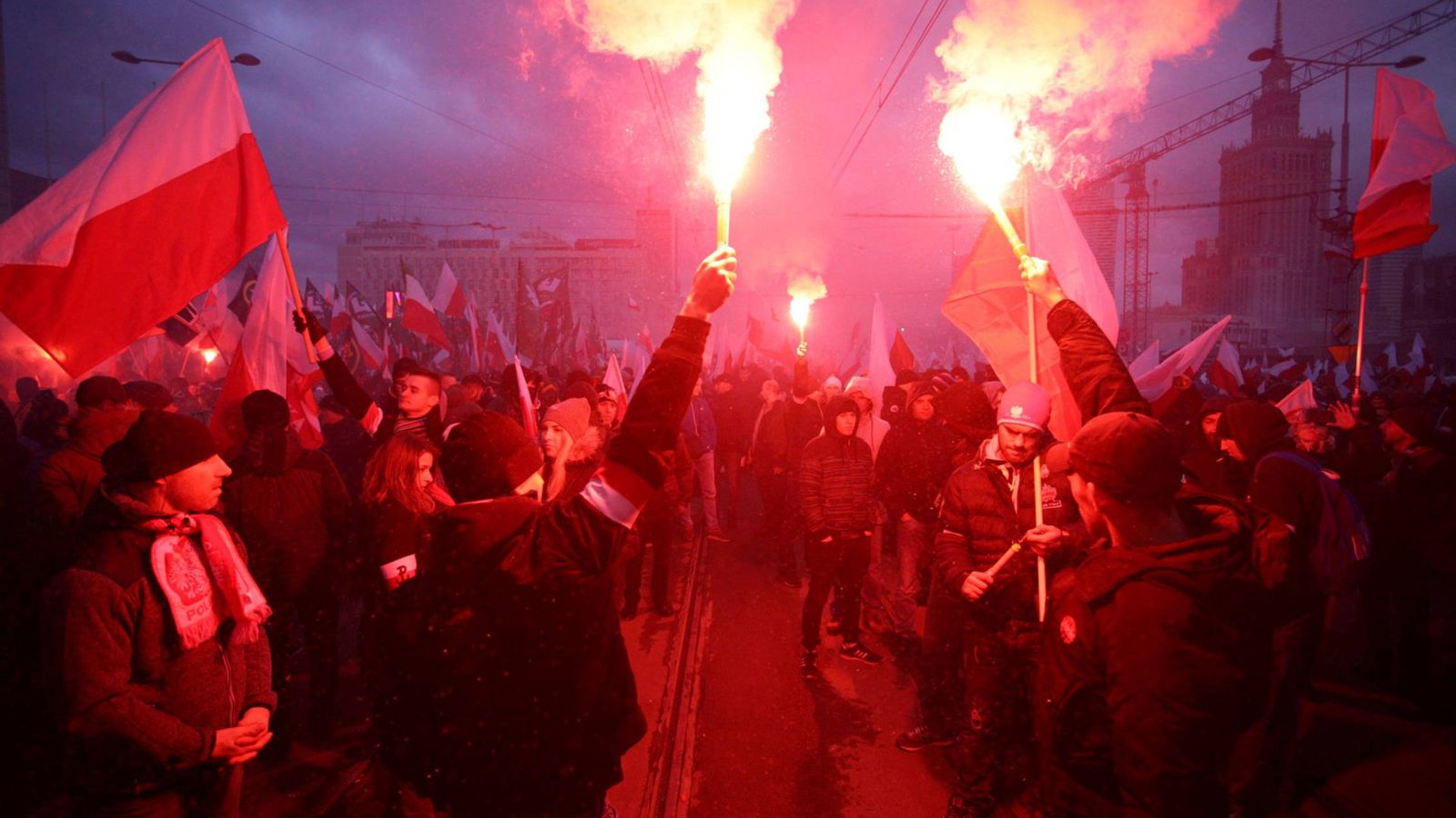 Foto: Manifestantes durante una marcha organizada por grupos de ultraderecha en Varsovia, Polonia. (Reuters)