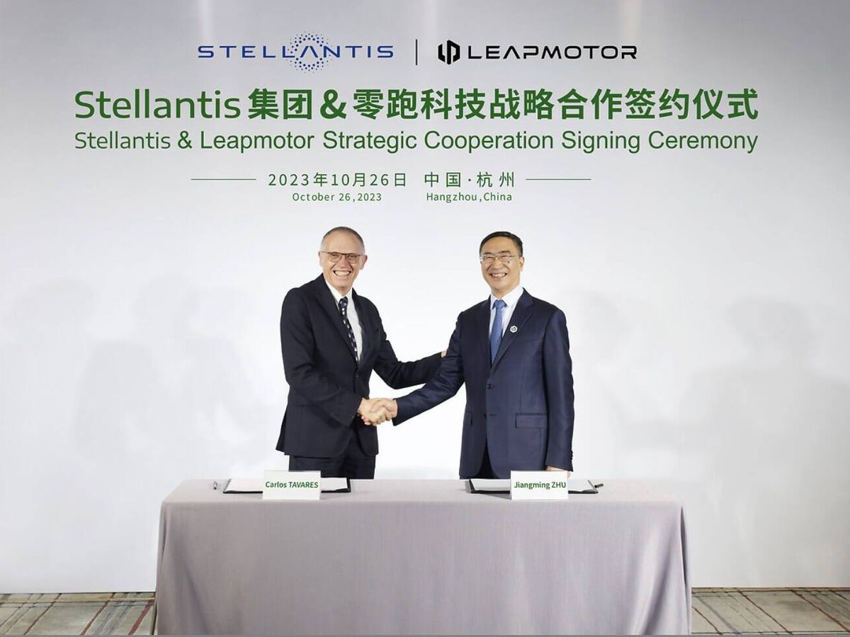 Foto: Carlos Tavares, CEO de Stellantis, con Zhu Jiangming, fundador y CEO de Leapmotor. (Stellantis)