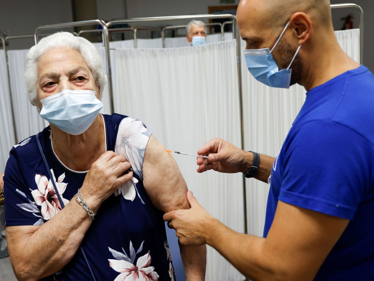 Foto: Una mujer recibe la vacuna en Sevilla. (Reuters)