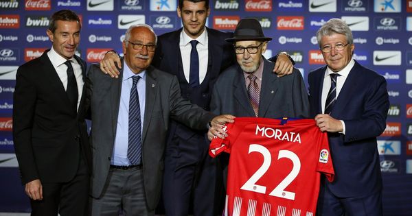 Foto: Álvaro Morata (c) en la presentación con el Atlético de Madrid. (EFE)