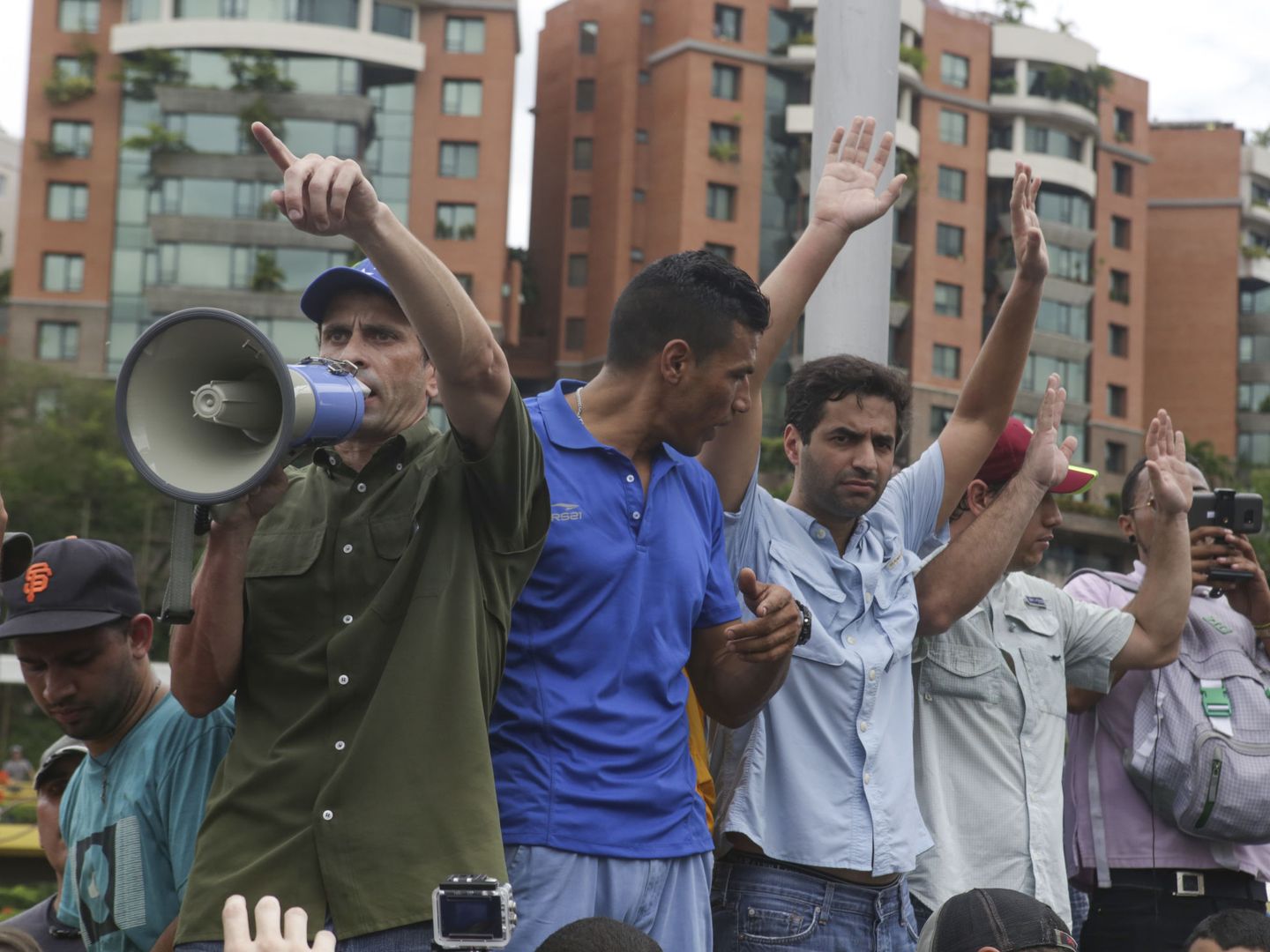Henrique Capriles habla durante una manifestación en Caracas exigiendo el inicio del proceso revocatorio, el 7 de junio de 2016 (EFE)