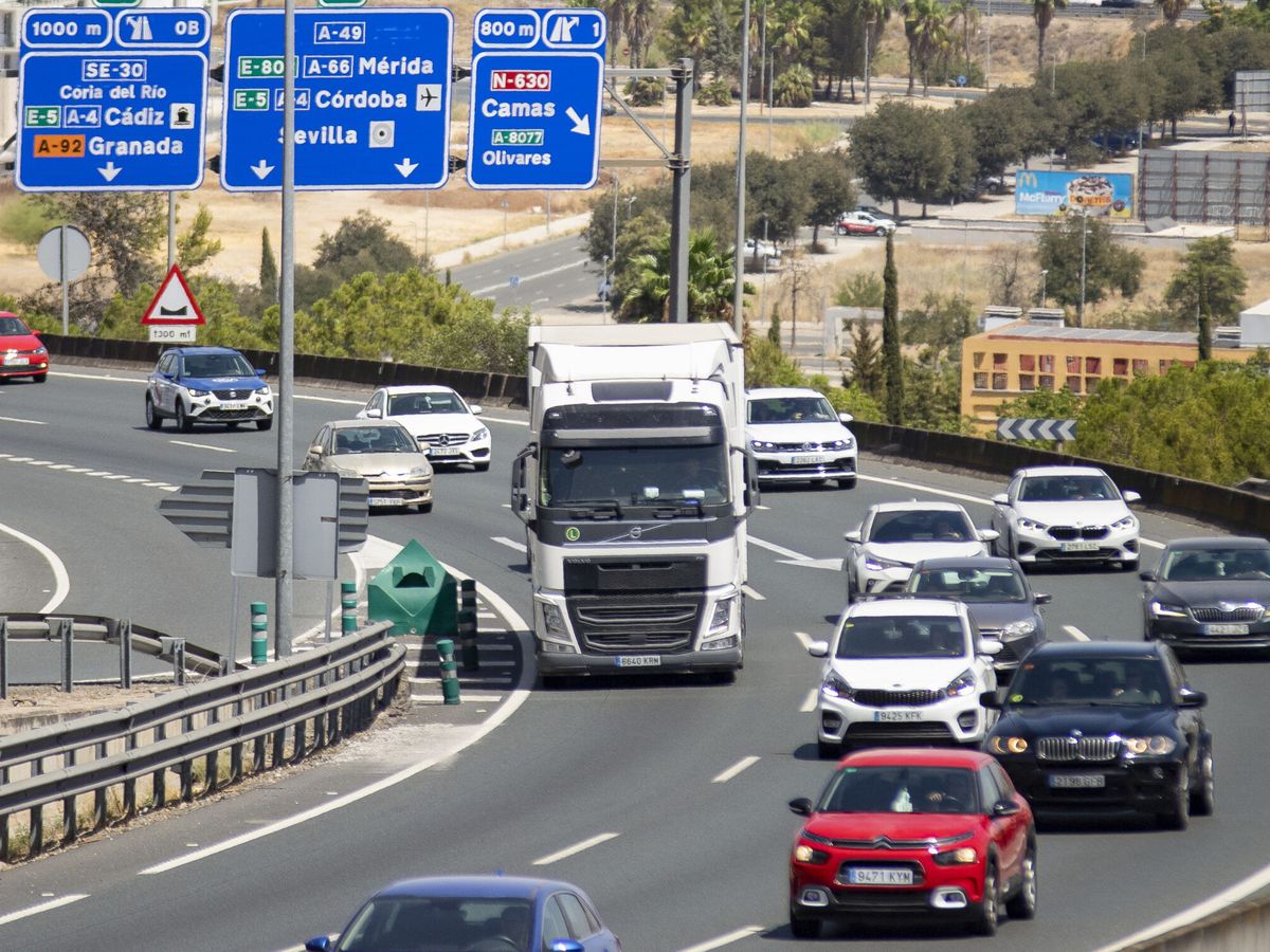 Foto: Esta señal pretende mejorar la visibilidad del conductor en furgonetas de reparto, autobuses y camiones. (EFE/David Arjona)