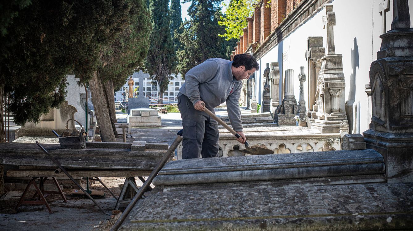 Foto: Toni acondiciona una sepultura para uno de los cuerpos que llegarán este domingo al cementerio de San Justo. (Foto: Carmen Castellón)