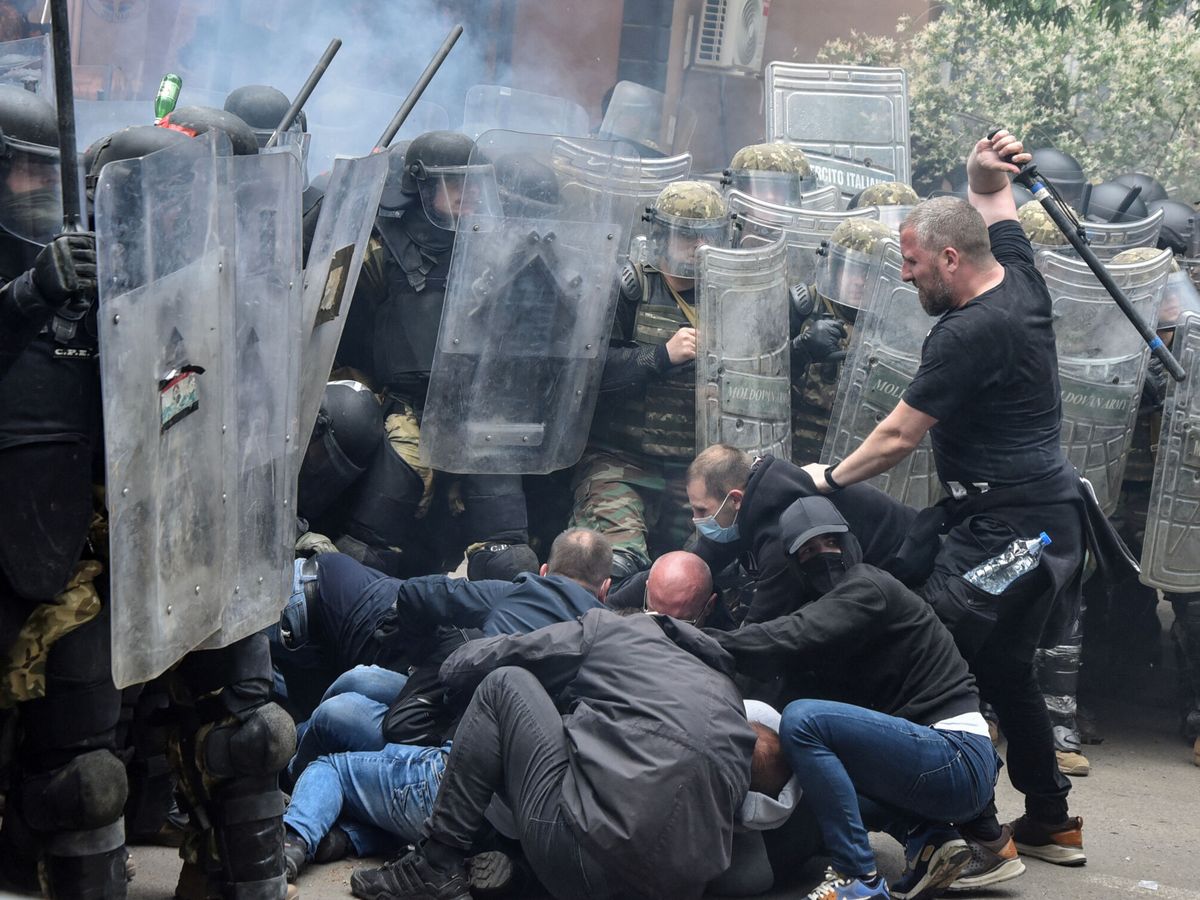 Foto: Choques entre las fuerzas de la OTAN y los manifestantes serbokosovares en Zvecan, Kosovo. Laura Hasani / REUTERS