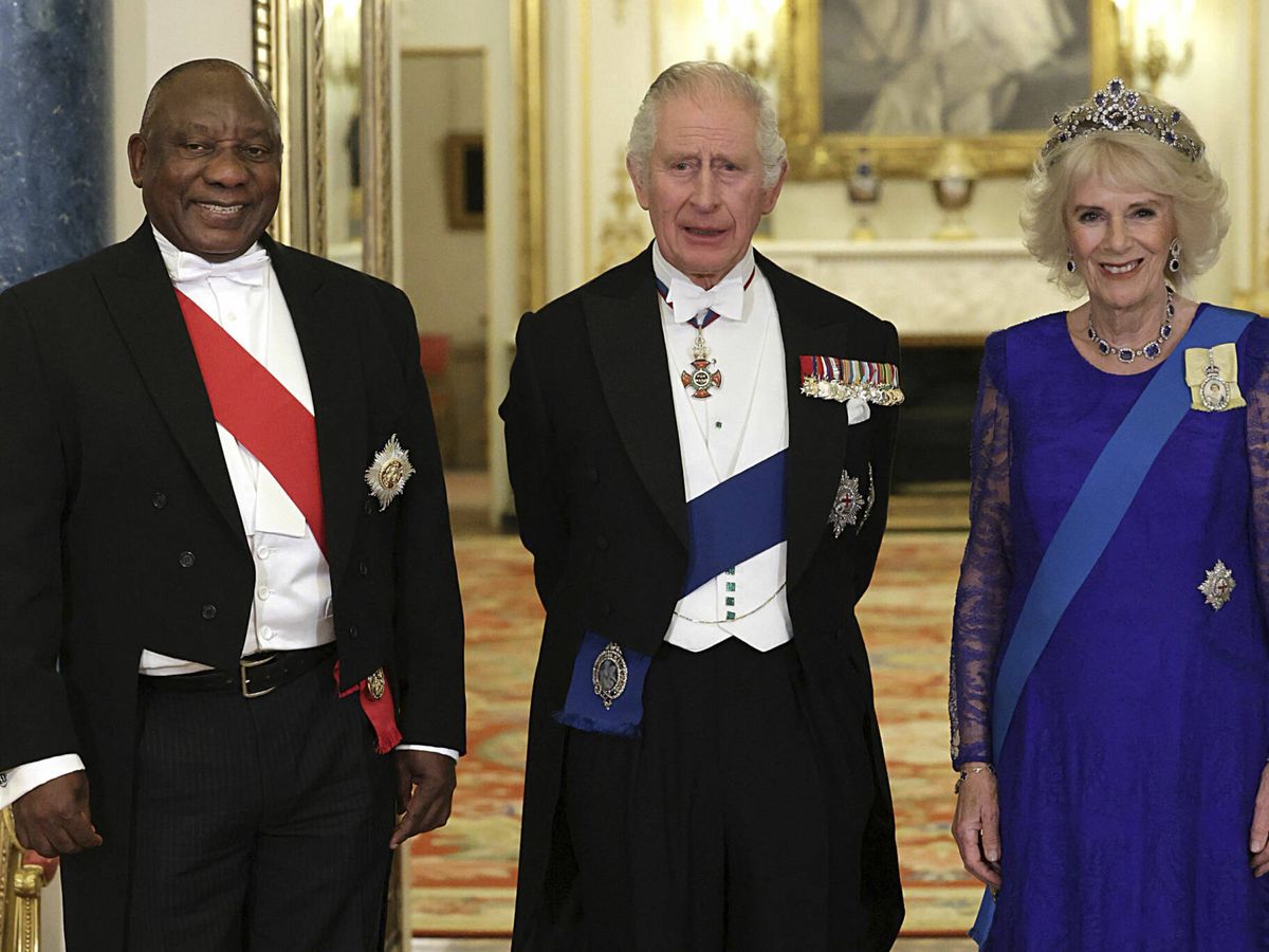 Foto: El rey Carlos y la reina Camila, junto al presidente de Sudáfrica. (Gtres)