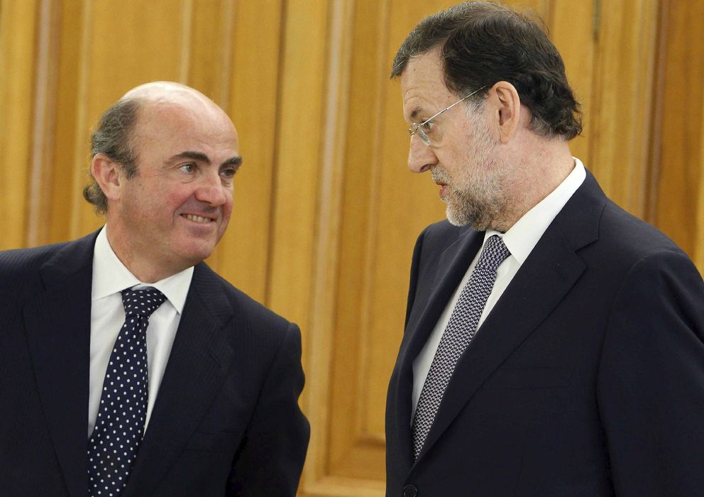 Foto: - El presidente del Gobierno, Mariano Rajoy (d), conversa con el ministro de Economía, Luis de Guindos (i)