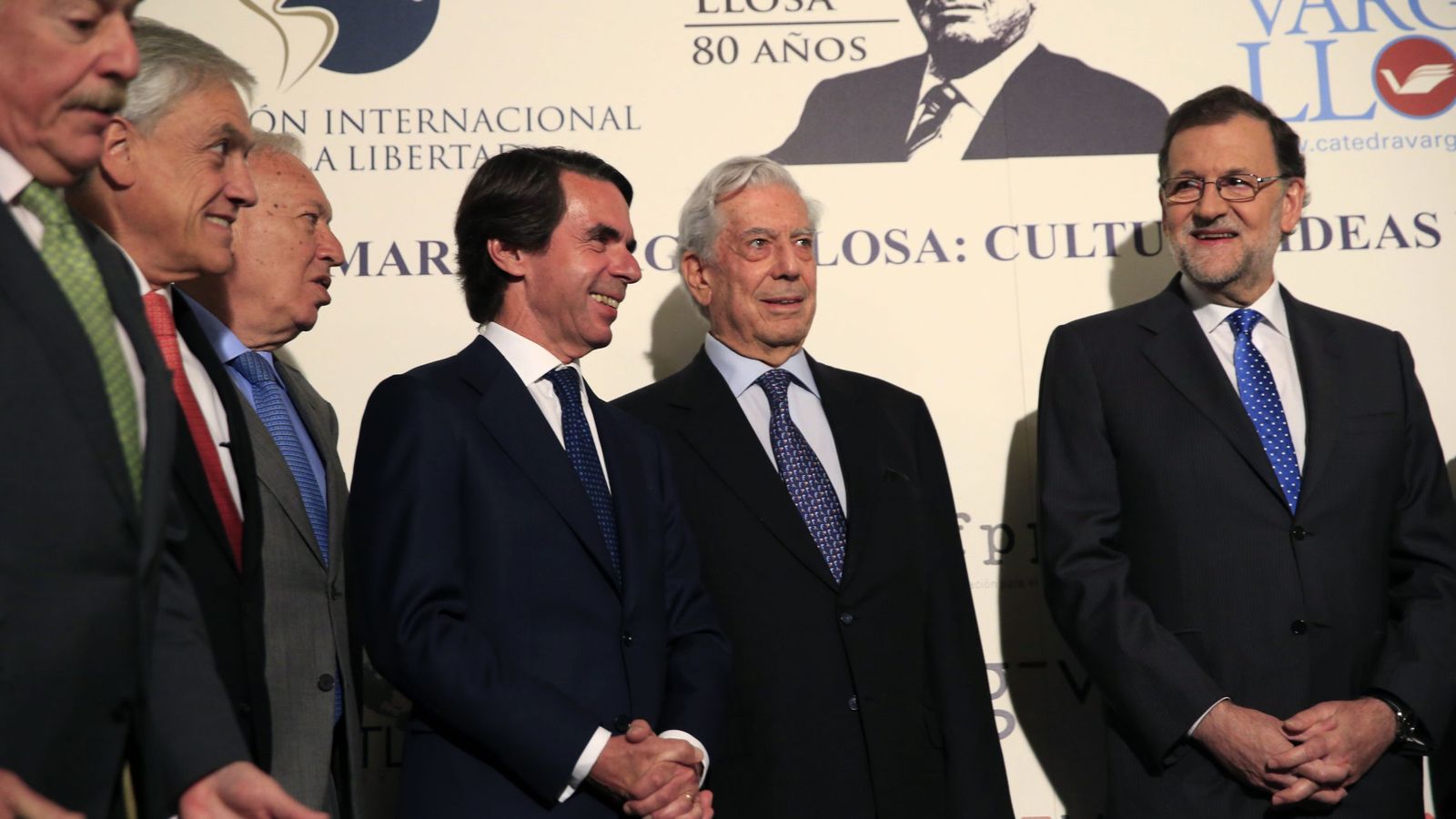 Foto: José María Aznar, Mario Vargas Llosa y Mariano Rajoy con José Manuel García-Margallo y los expresidentes Andrés Pastrana y Sebastián Piñera. (EFE)