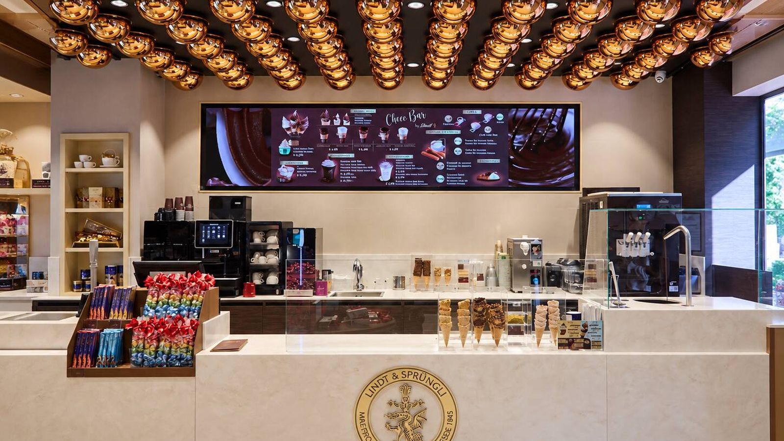 Barcelona tiene la única tienda de Lindt en España con cafetería-degustación: esto puedes probar