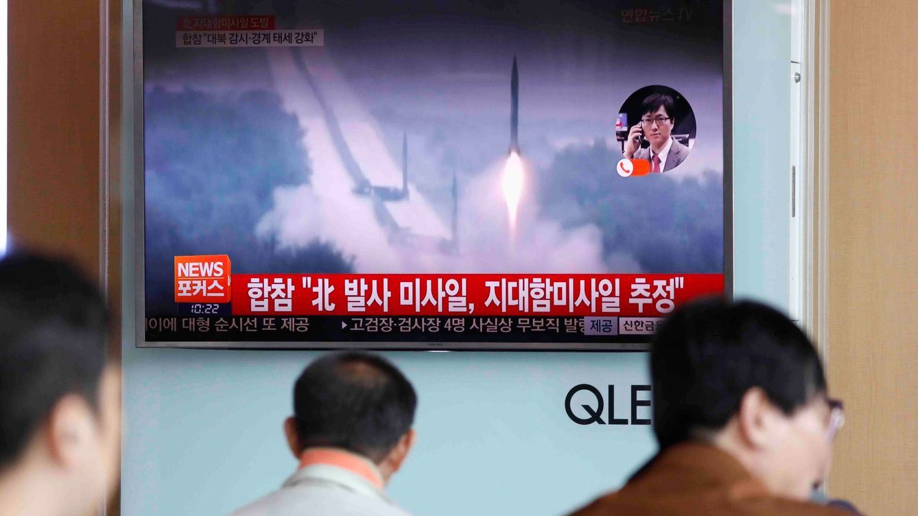 Foto: Un grupo de personas mira una noticia sobre un lanzamiento de misiles norcoreanos, en Seúl, en junio de 2017. (Reuters)