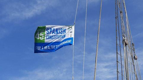 El derecho a un medio ambiente sano ondea ya en el ‘Juan Sebastián Elcano’
