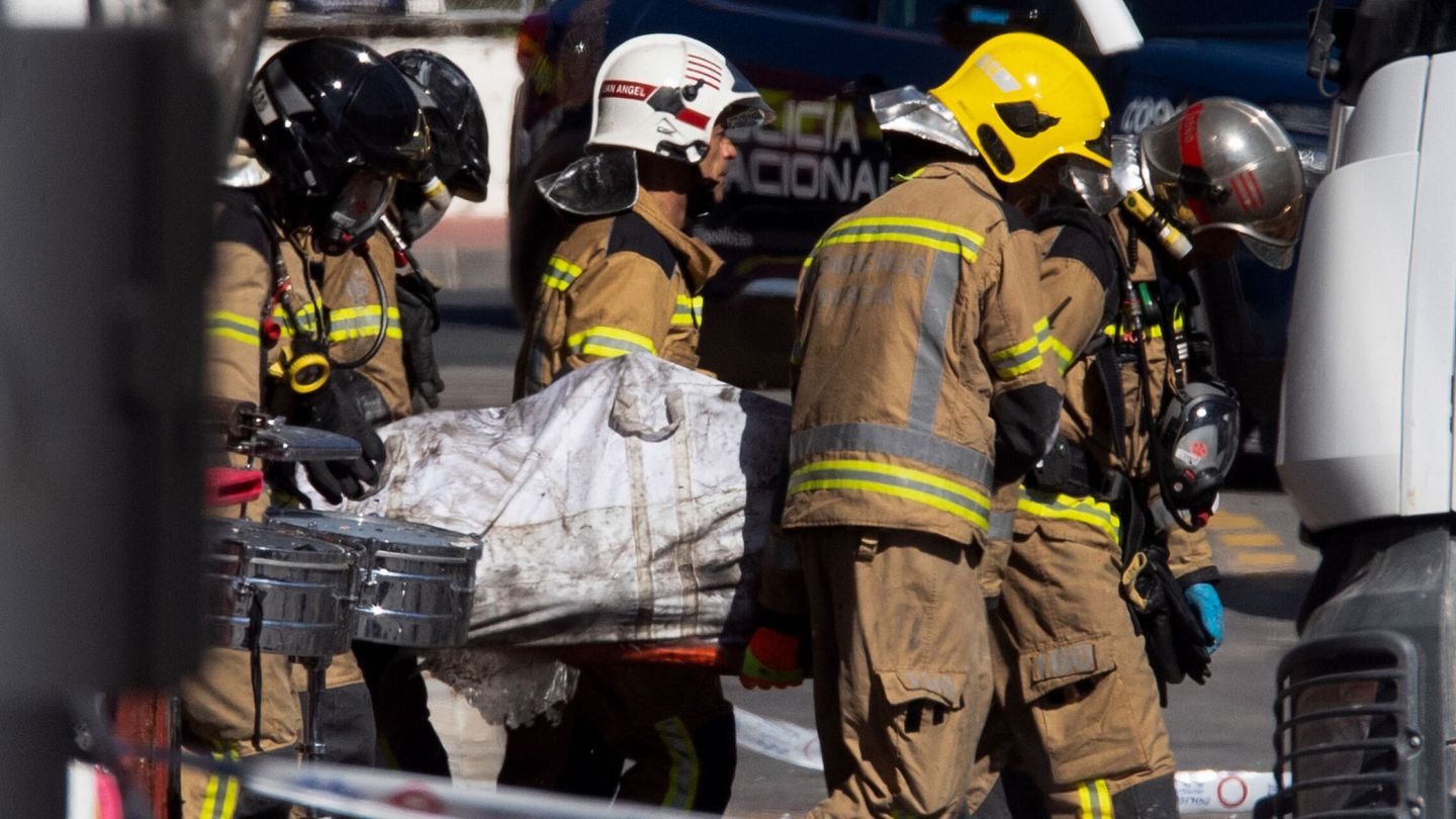 Los bomberos rescatan el cuerpo de uno de los fallecidos en las discotecas de Murcia. (EFE)