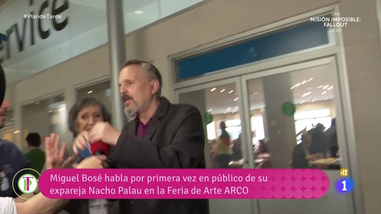 Miguel Bosé bajando los micrófonos de dos periodistas. (RTVE)