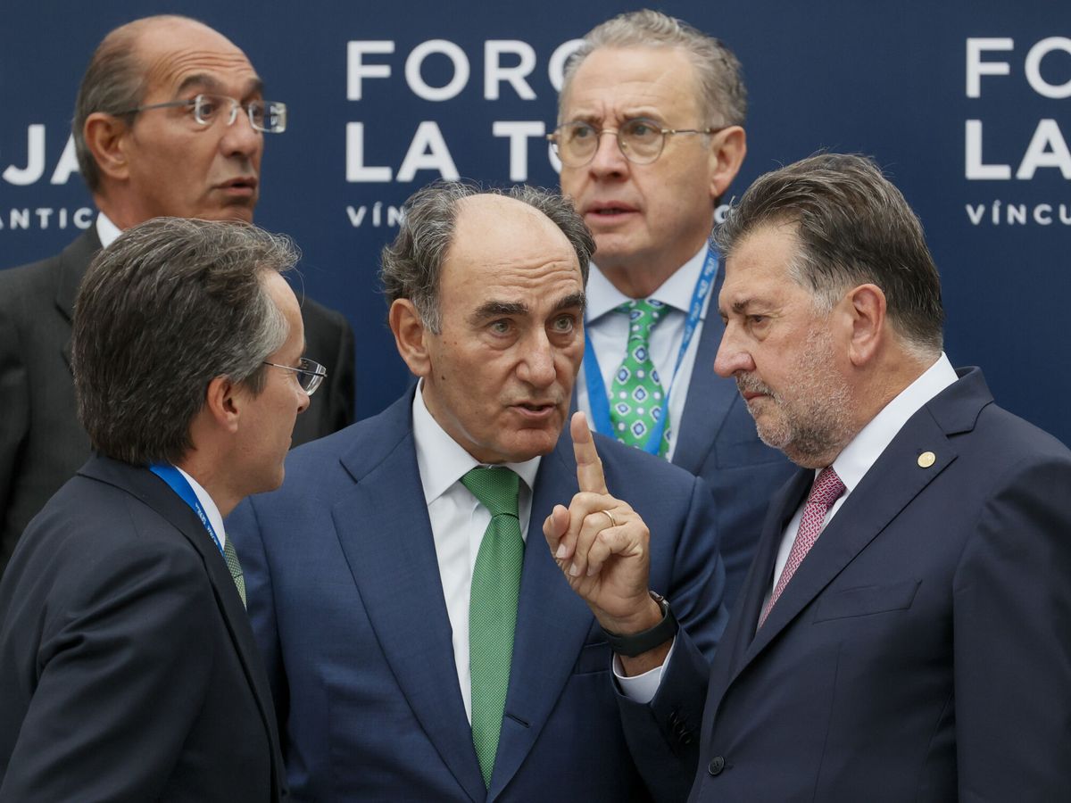 Foto: El presidente de Iberdrola, Ignacio Sánchez Galán, en el centro de la imagen, el pasado septiembre. (EFE/Lavandeira)