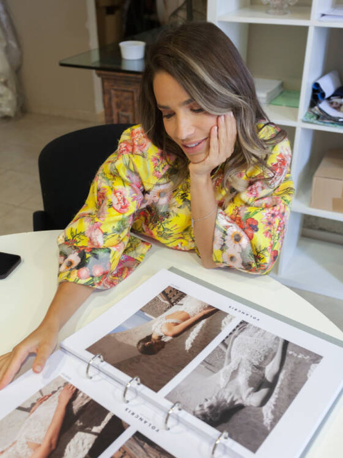 Flora González observa un catálogo de moda nupcial de Yolancris. (Sebastiá Vivo)