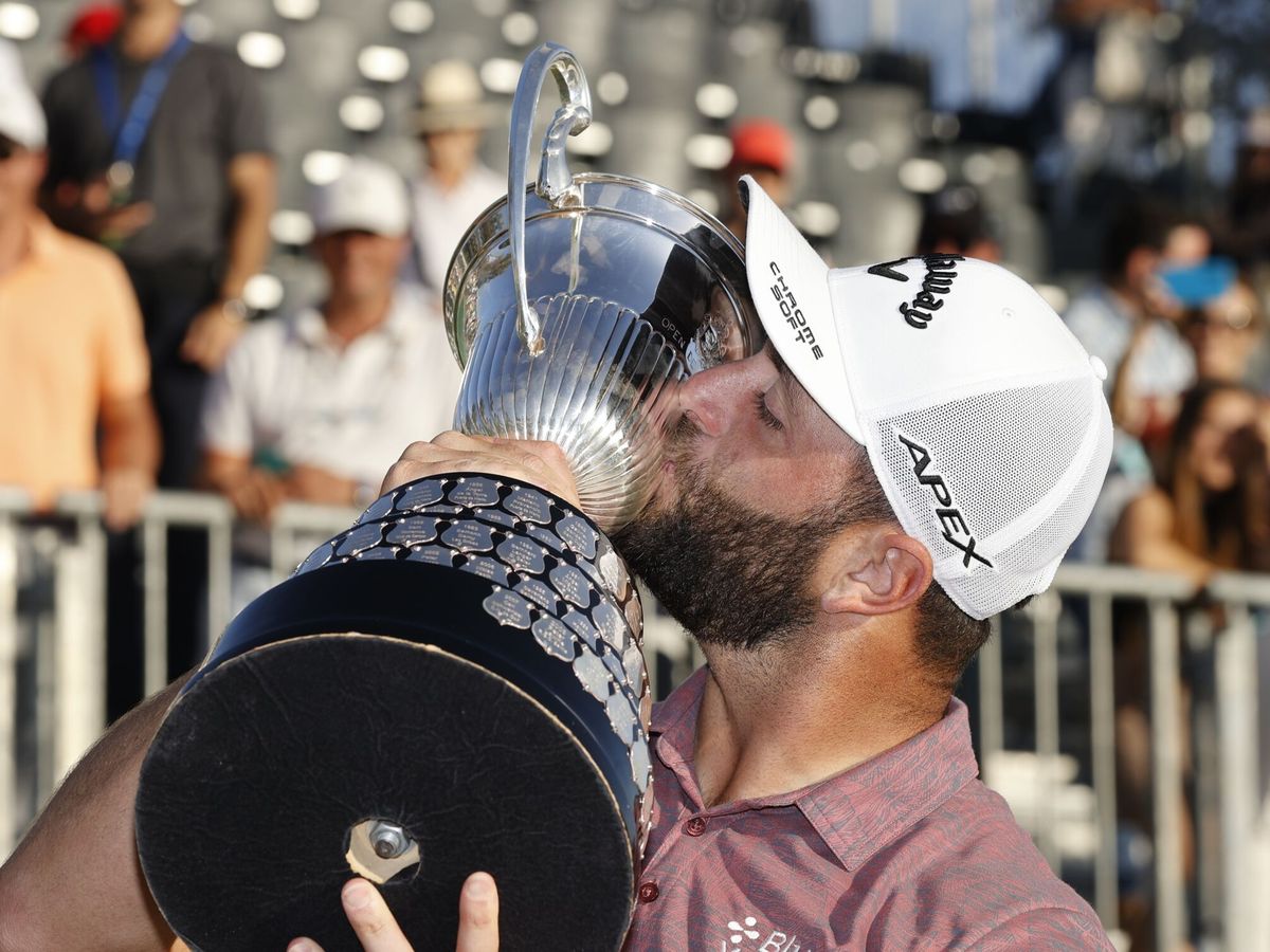 Foto: Jon Rahm besa el trofeo tras ganar el Open de España. (EFE/Luis Tejido)