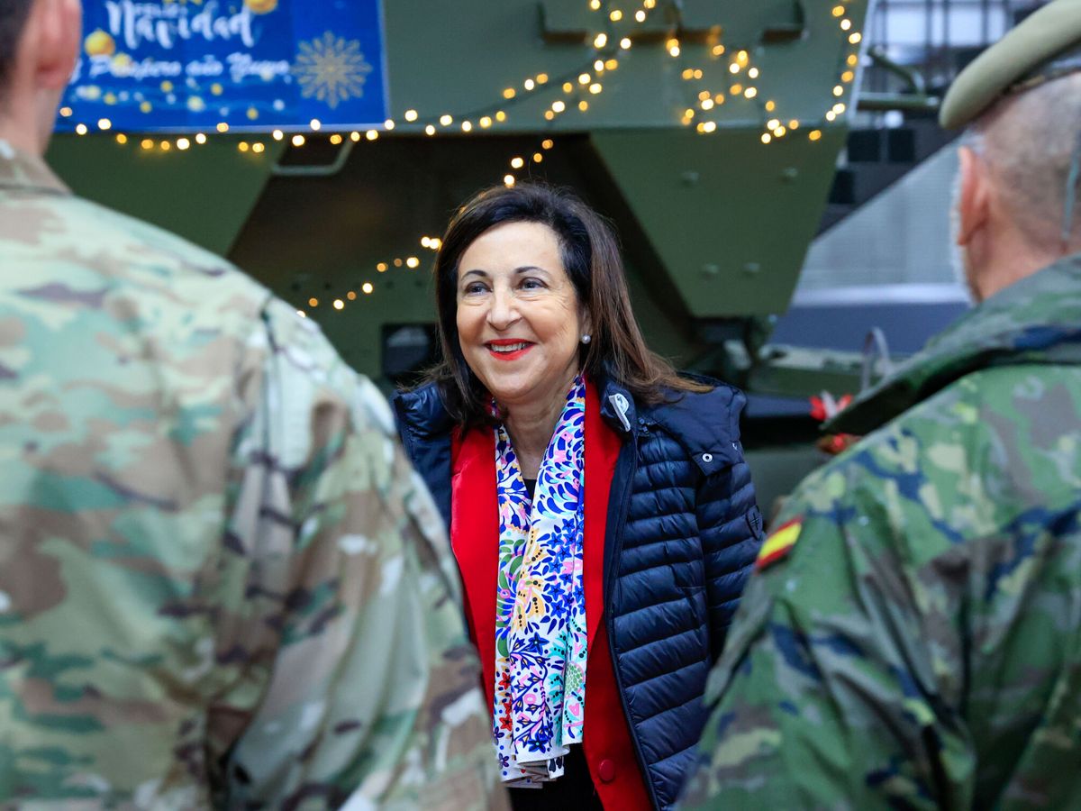 Foto: La ministra de Defensa, Margarita Robles, durante la visita. (EFE/Zipi)