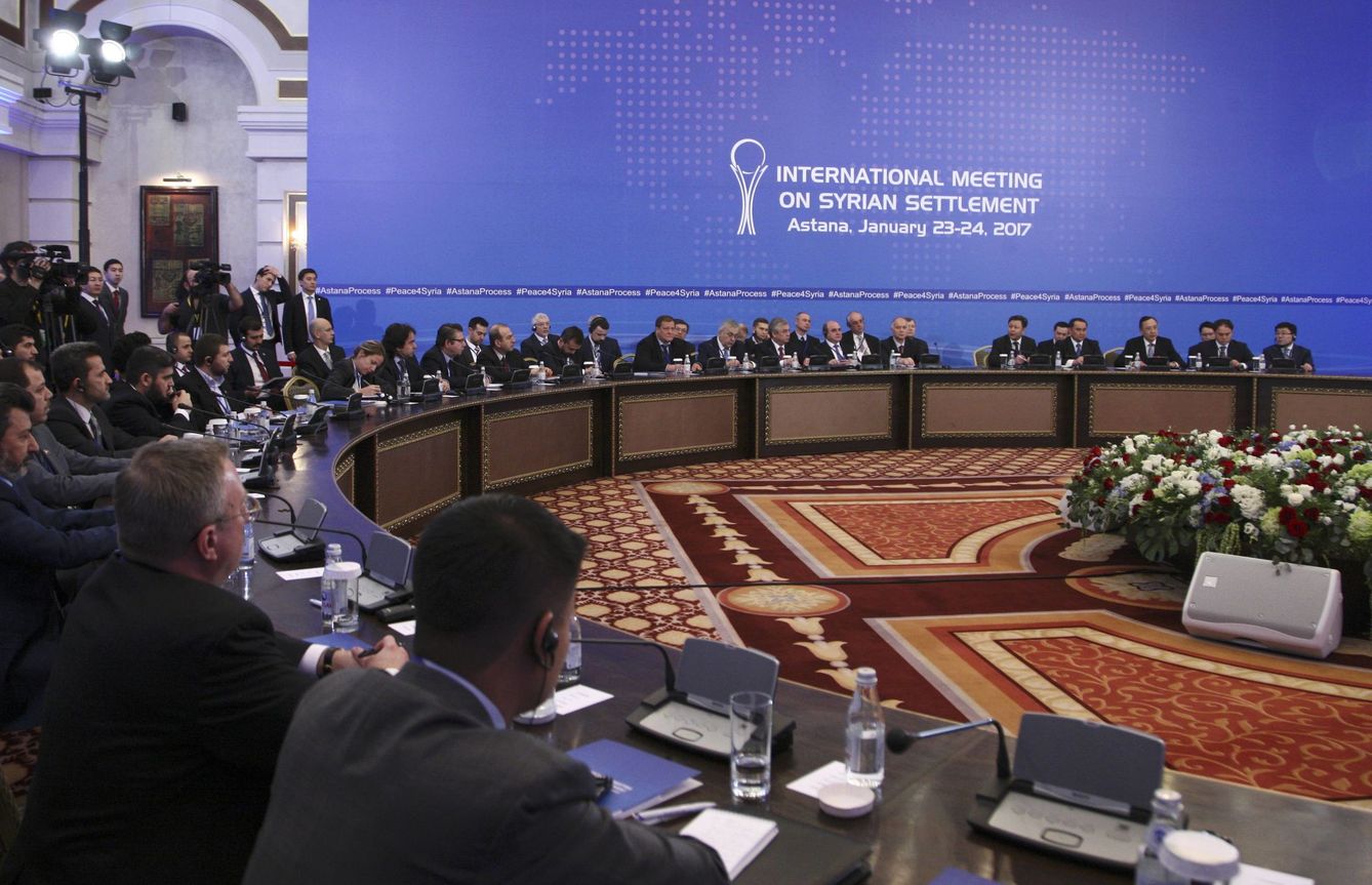 Participantes en las conversaciones de paz de la guerra de Siria, en Astaná, capital de Kazajistán, el 23 de enero de 2017 (Reuters).