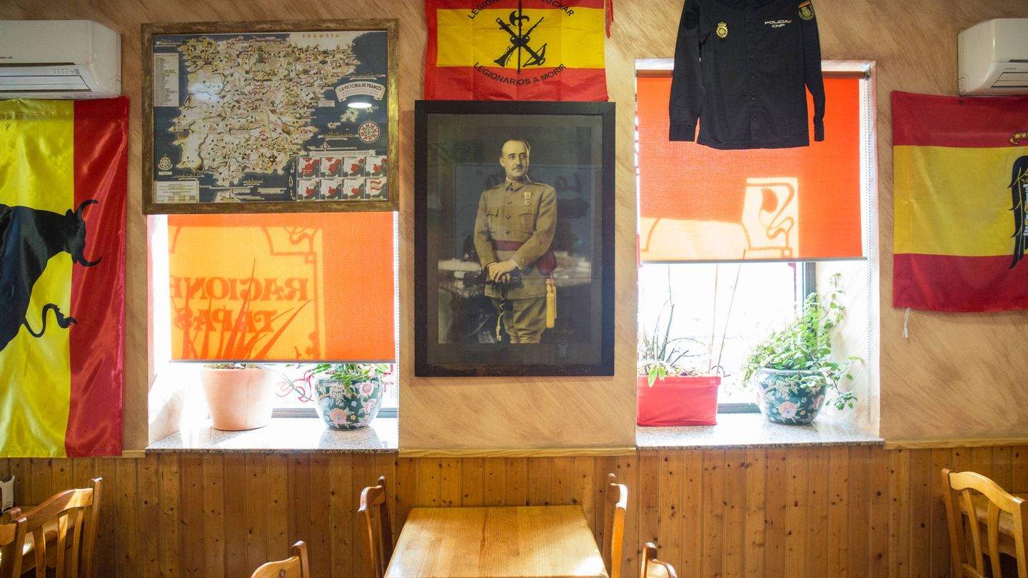 Una fotografía de Franco y un uniforme de la Policía Nacional, en el bar Oliva de Madrid. (D. B.)