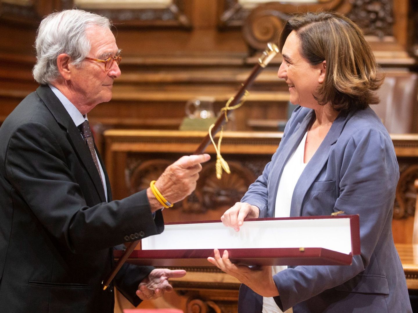 Ada Colau entrega la vara de mando municipal de honor al exalcalde Xavier Trias. (EFE)