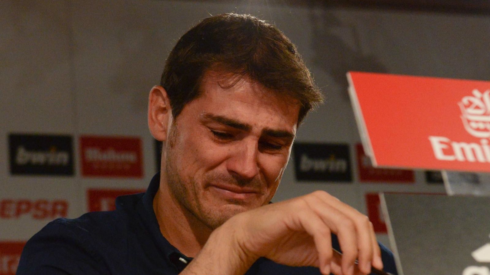 Foto: Iker Casillas llora durante su despedida del Real Madrid. (Cordon Press).