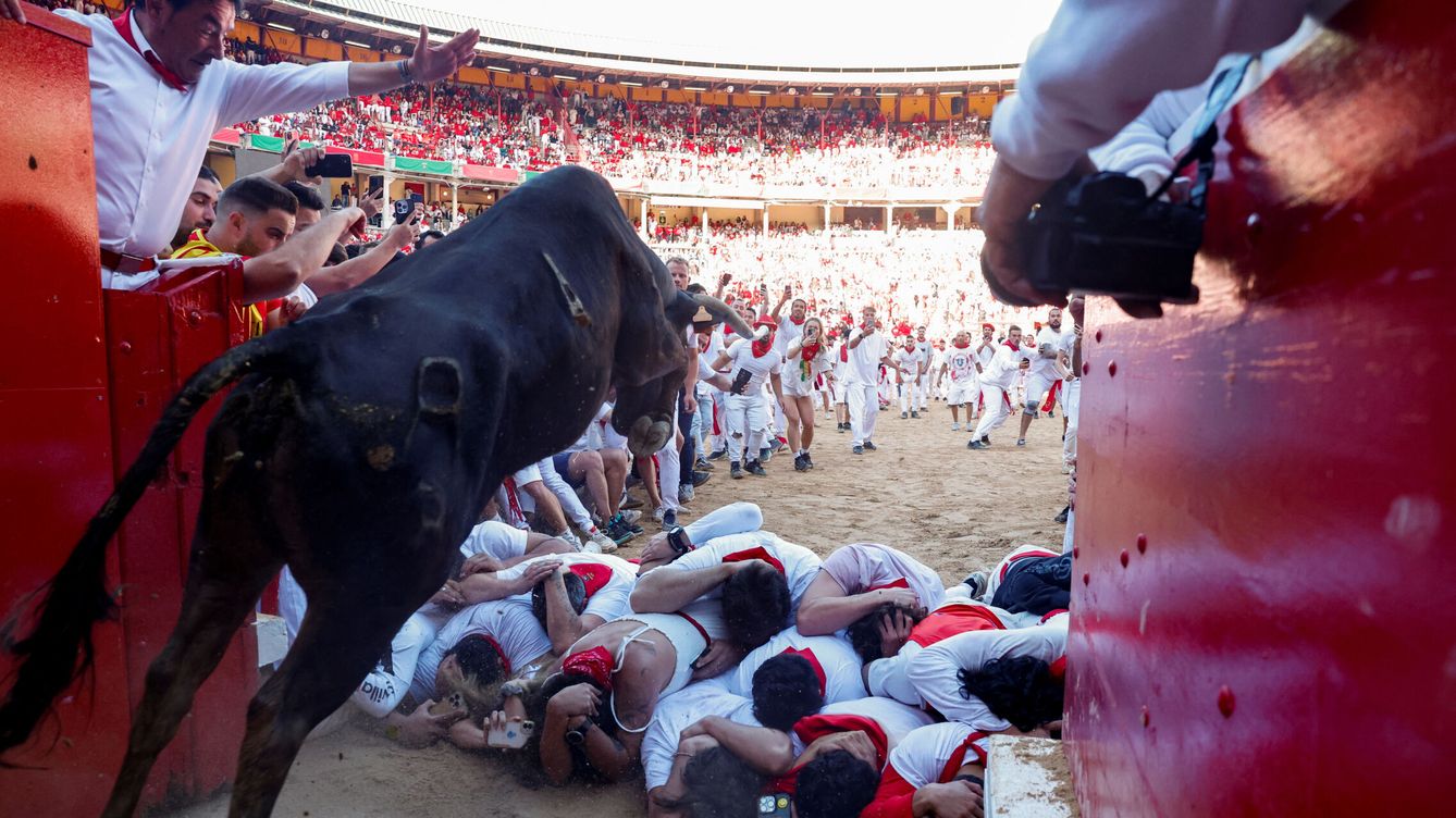 Foto: Primer encierro de San Fermín 2024 | Los toros de Palmosilla dejan una imagen 'tensa' en la plaza de toros (REUTERS / Vincent West)