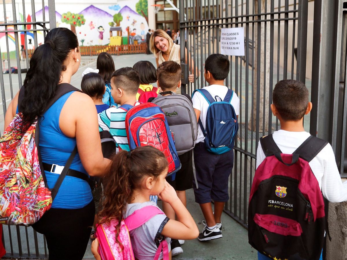 Foto: Niños a la puerta de un colegio en Barcelona. (EFE/Alejandro García)