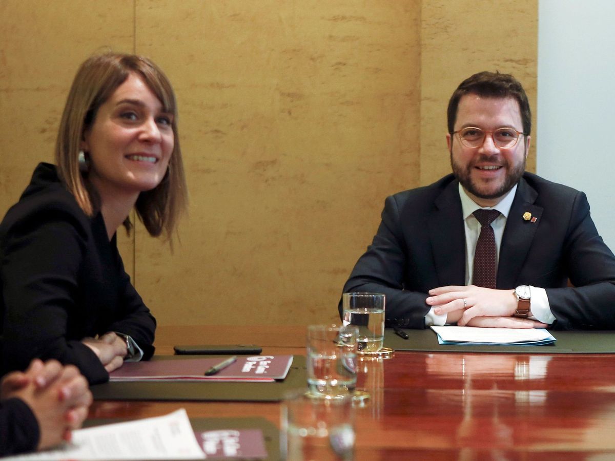 Foto: l vicepresidente de la Generalitat Pere Aragonès y Jéssica Albiach (i), durante la firma del acuerdo para los Presupuestos. (EFE) 