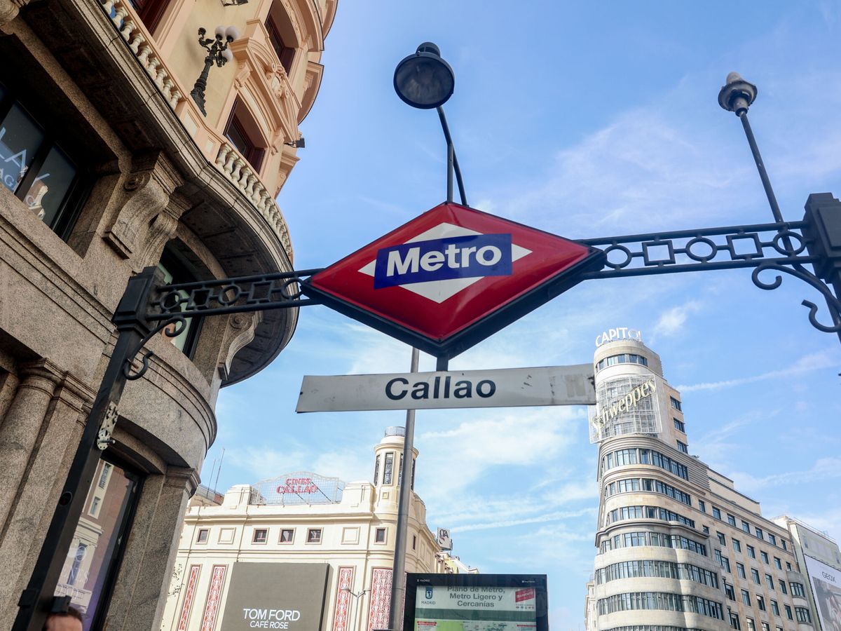 Foto: Una joven desvela en redes su teoría sobre por qué no se renuevan los trenes del metro de Madrid. (Ricardo Rubio / Europa Press)