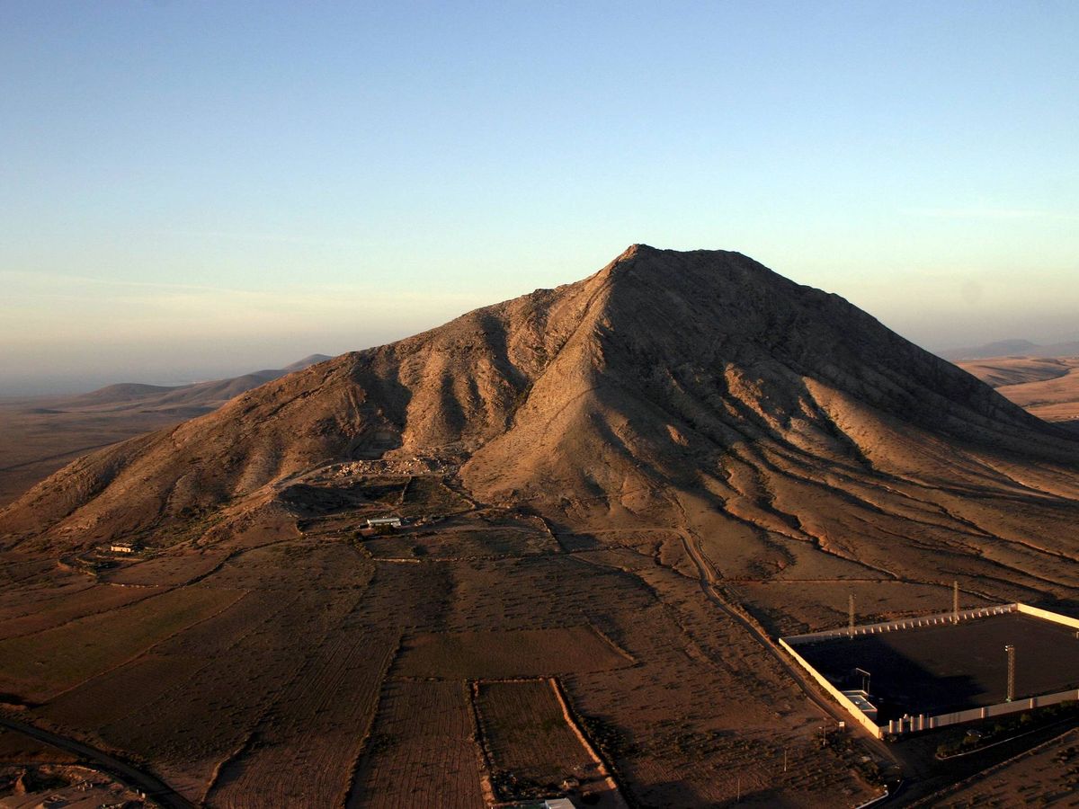 Foto: La montaña de Tindaya que Chillida imaginó vacía por dentro. (EFE)