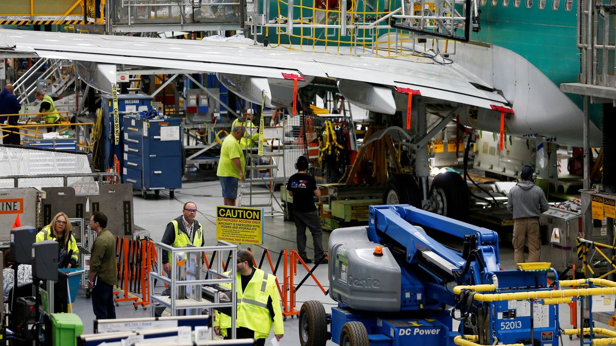 Boeing revisa 400 737 MAX al encontrar "objetos extraños" en tanques de combustible