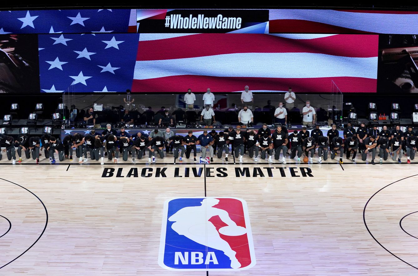 Demostración de apoyo al movimiento Black Lives Matter antes de un partido en la 'burbuja' de la fase final de la NBA, el pasado mes de julio. (Reuters)