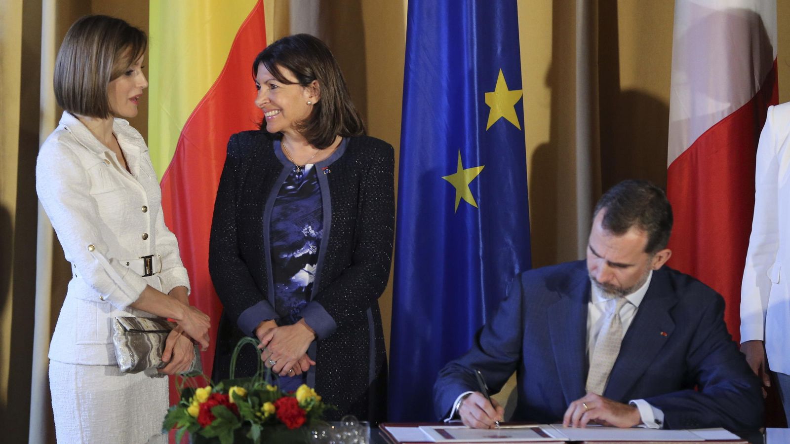 Foto: El rey Felipe VI firma el libro de honor en presencia de la reina Letizia y la alcaldesa de París, Anne Hidalgo (c). (EFE)