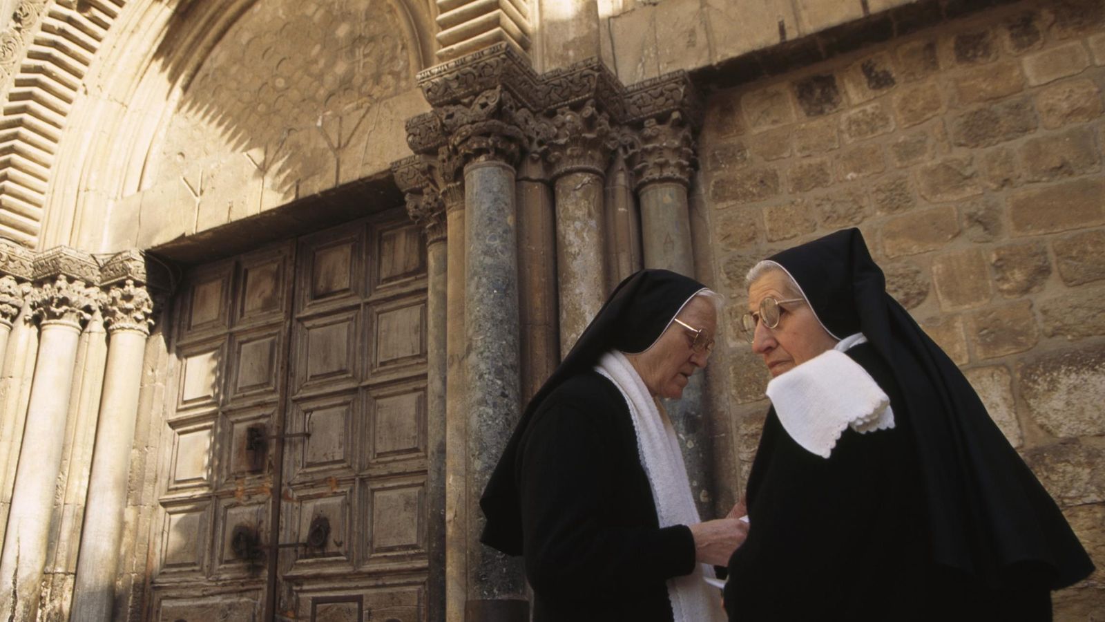 Foto: Dos monjas católicas rezan fuera de la Iglesia del Santo Sepulcro durante la celebración de la Pascua en Jerusalén. (©Antoine Györ/ Corbis)