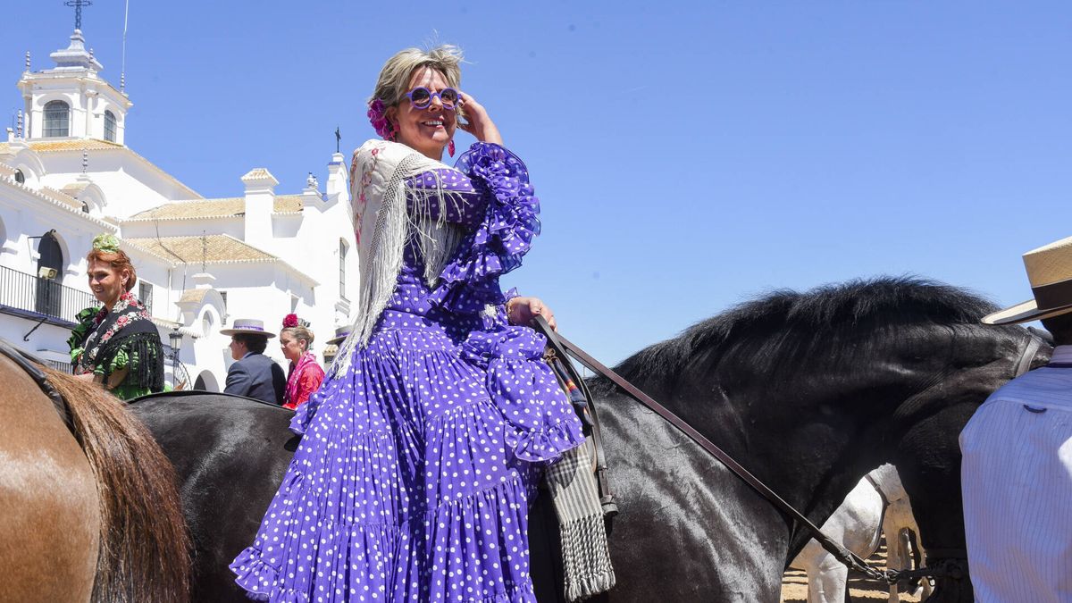 El traje de flamenca de Simoneta Gómez-Acebo en El Rocío: con gafas de sol y a caballo
