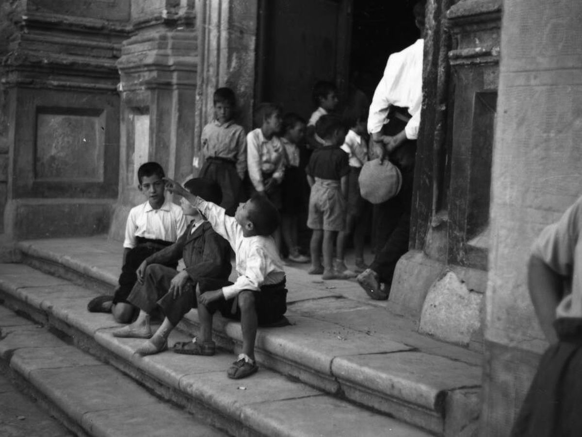 Foto: Unos niños sentados en una escalera, captados por el objetivo de la Leica de Taberna. (Archivo Taberna Belzunce)