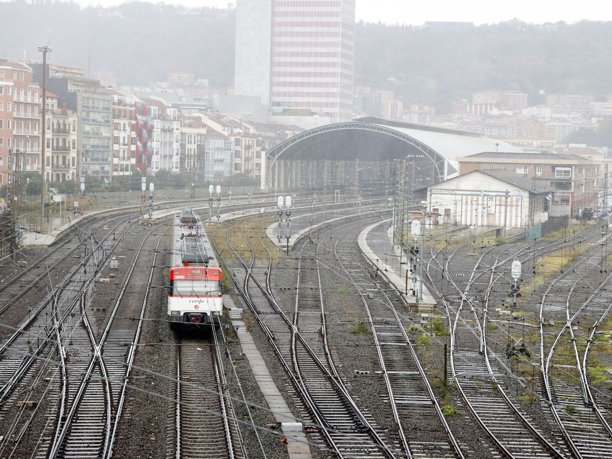 Foto: Un tren de Renfe entra en la estación de Abando en Bilbao. (EFE/Luis Tejido)