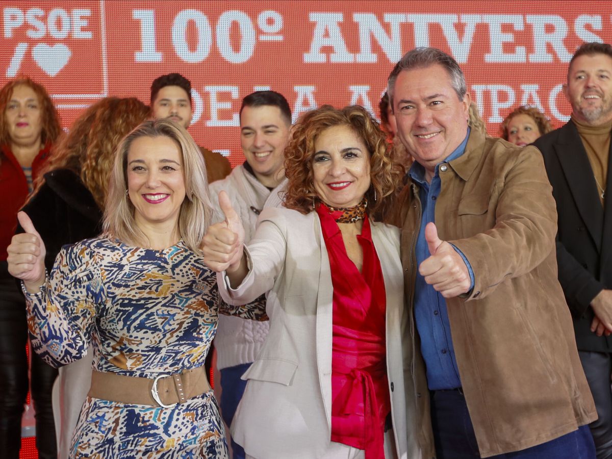 Foto: Ana Isabel Jiménez, alcaldesa de Alcalá de Guadaíra, con María Jesús Montero y Juan Espadas, en un acto del PSOE. (EFE/José Manuel Vidal)
