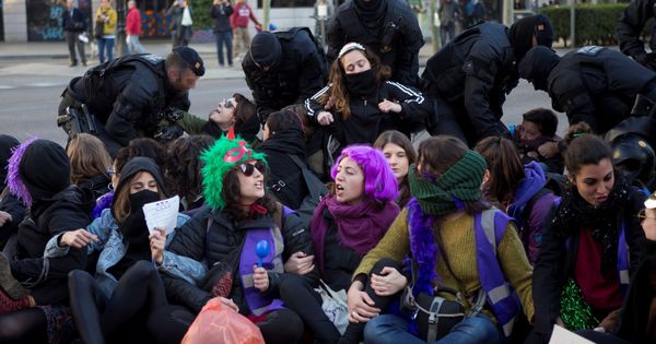 Foto: Mossos d'Esquadra desalojan a un grupo de mujeres que corta la Gran Via de Barcelona. (EFE)