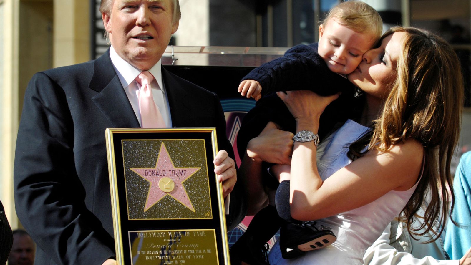 Foto: Trump muestra una réplica de su estrella en el Paseo de la Fama de Hollywood junto a su mujer Melania y su hijo Barron (Chris Pizzello/REUTERS)