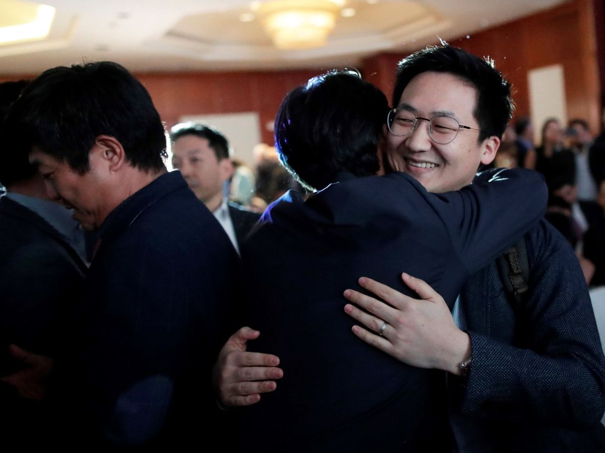 Foto: Representantes de Hyundai celebran que la empresa surcoreana sea la virtual ganadora para construir la línea 3 del metro de Panamá. (EFE)