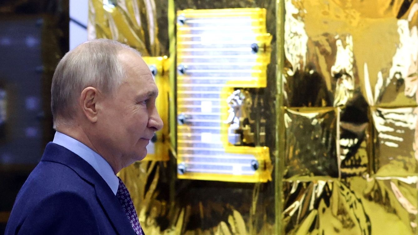 Foto: El presidente Putin frente a un satélite de Roscosmos. (EFE EPA GRIGORY SYSOEV SPUTNIK KREMLIN POOL)