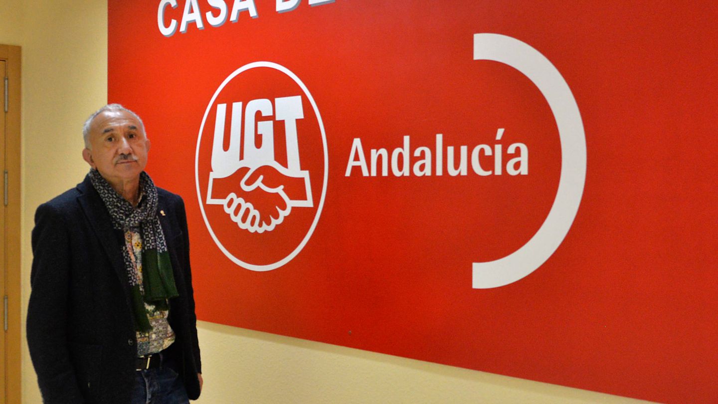 Pepe Álvarez, secretario general de UGT, a la entrada de la sede regional. (J. A. Ortega)