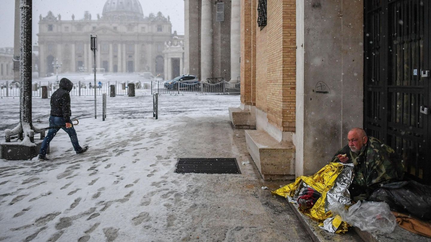 Un mendigo sufriendo una nevada en Roma. (Efe)
